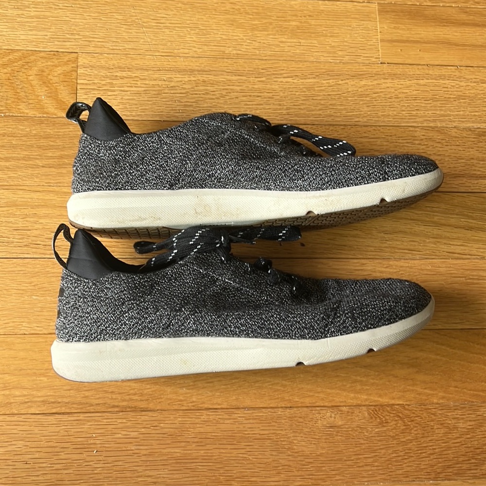 TOMS Sneakers lace up size 9